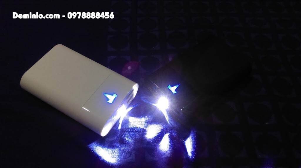 Đèn Pin và đèn logo Tesla của 2 mẫu pin Yoobao T1 Đen, Trắng rất sang trọng và phong cách