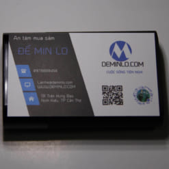 So sánh kích thước pin sạc dự phòng Yoobao T1 với card danh thiếp